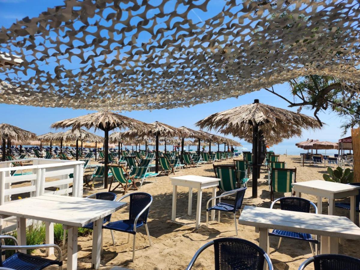 Hotel Petit Silvi Marina Bagian luar foto
